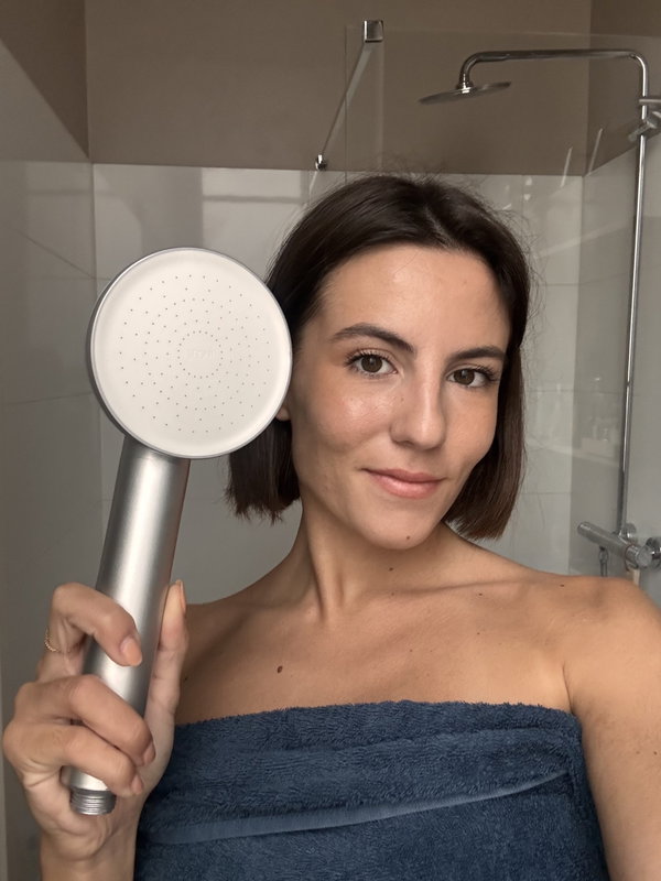 Cliente Seoni avec son pommeau filtrant