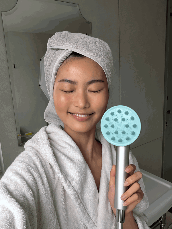 Cliente Seoni avec son pommeau filtrant