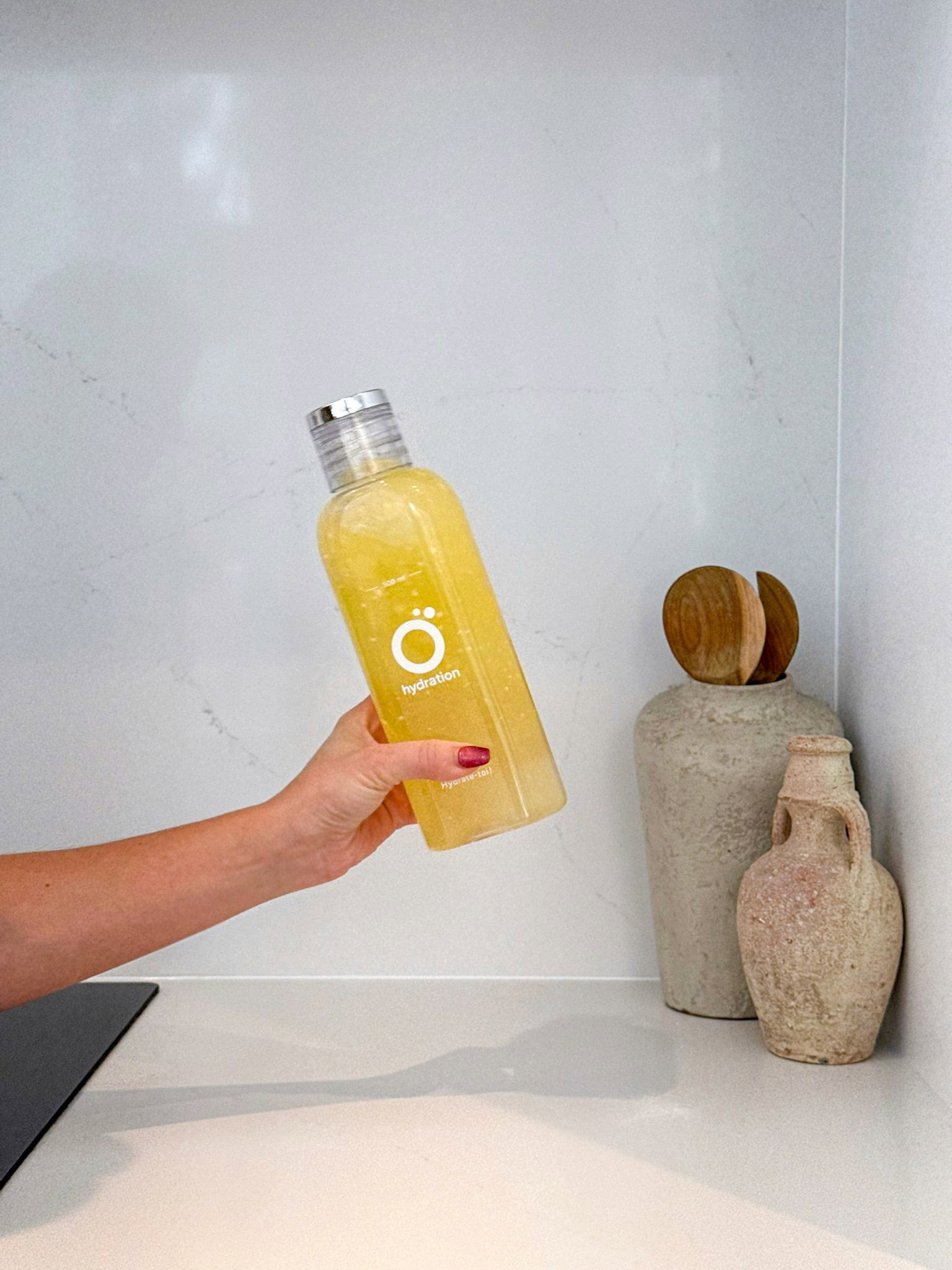 Ö Hydration bottle being shaken
