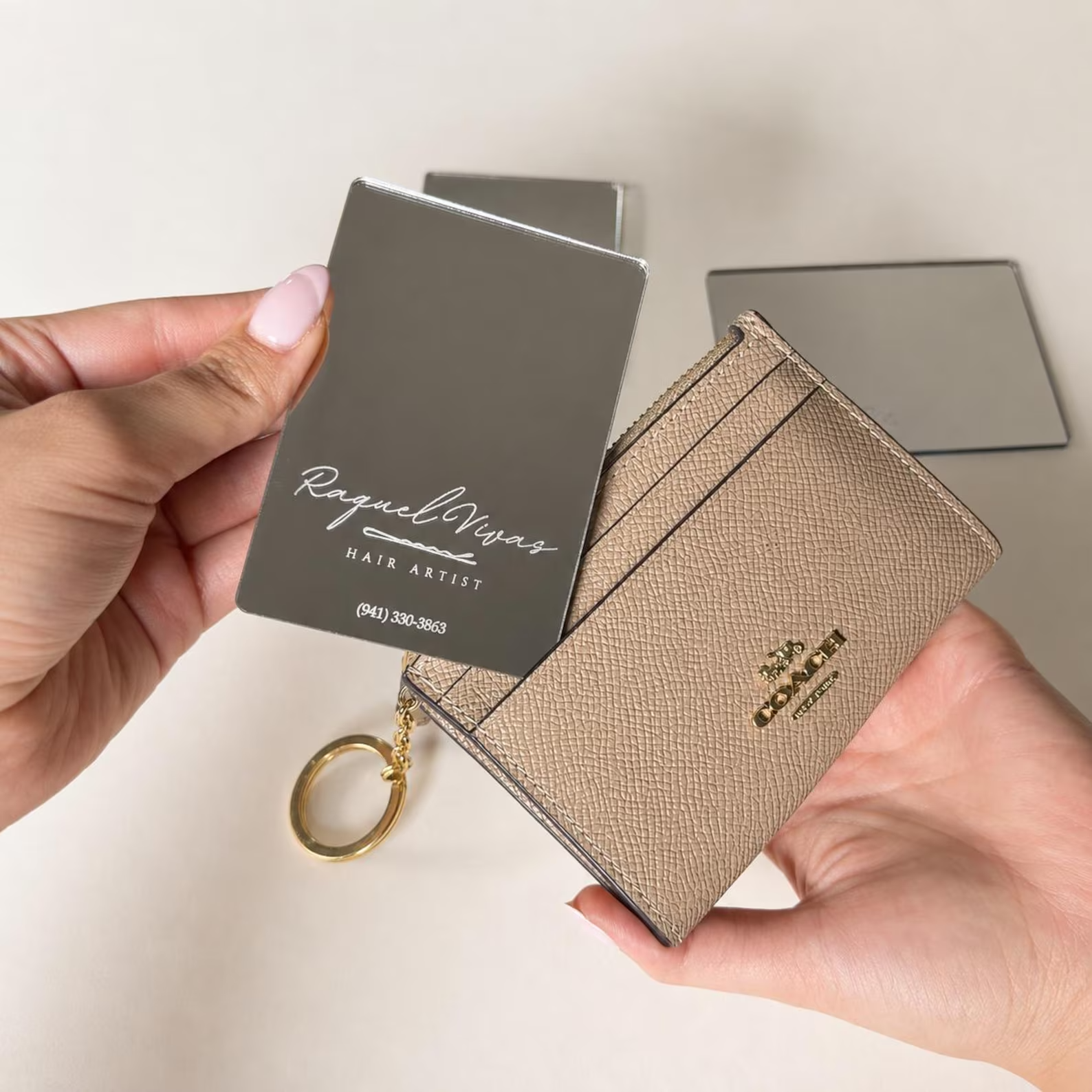 Carte miroir comparée à un porte-cartes pour montrer sa taille.
