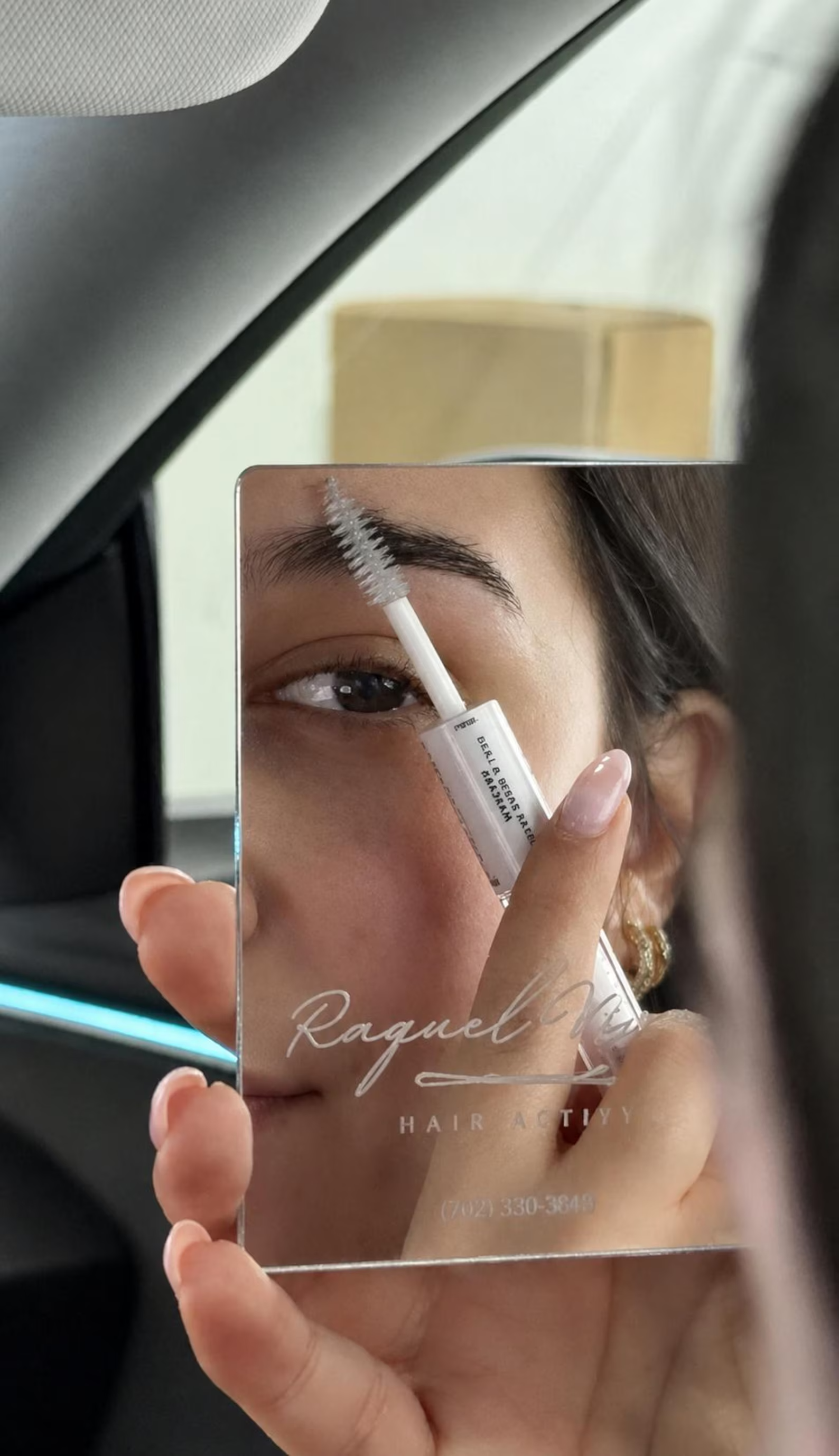 Démonstration autorisée : utilisation du miroir pour les sourcils dans une voiture.
