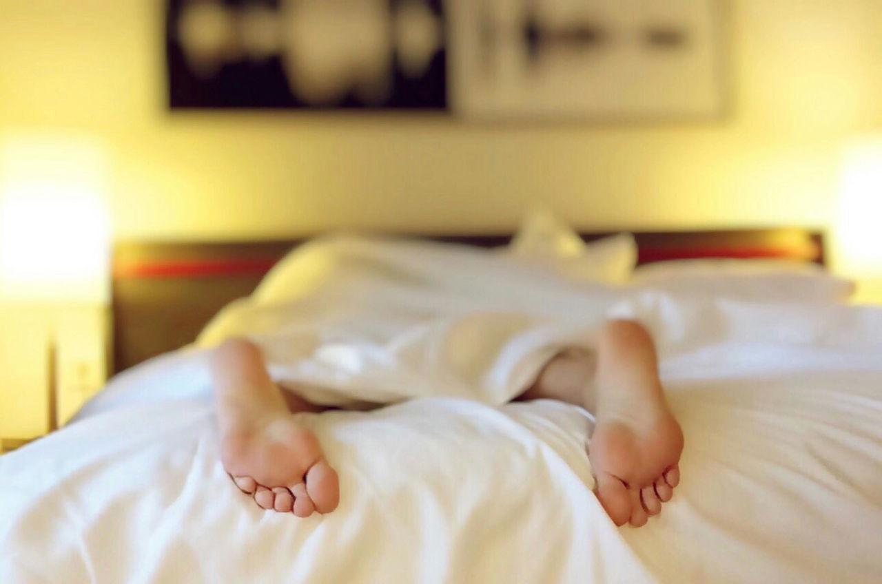 Man die in bed ligt die goed uitgerust is en een goede nachtrust heeft gehad.
