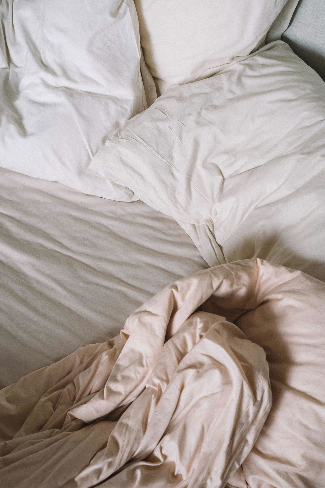 Een slordig bed nadat iemand net wakker is geworden na een fijne nachtrust