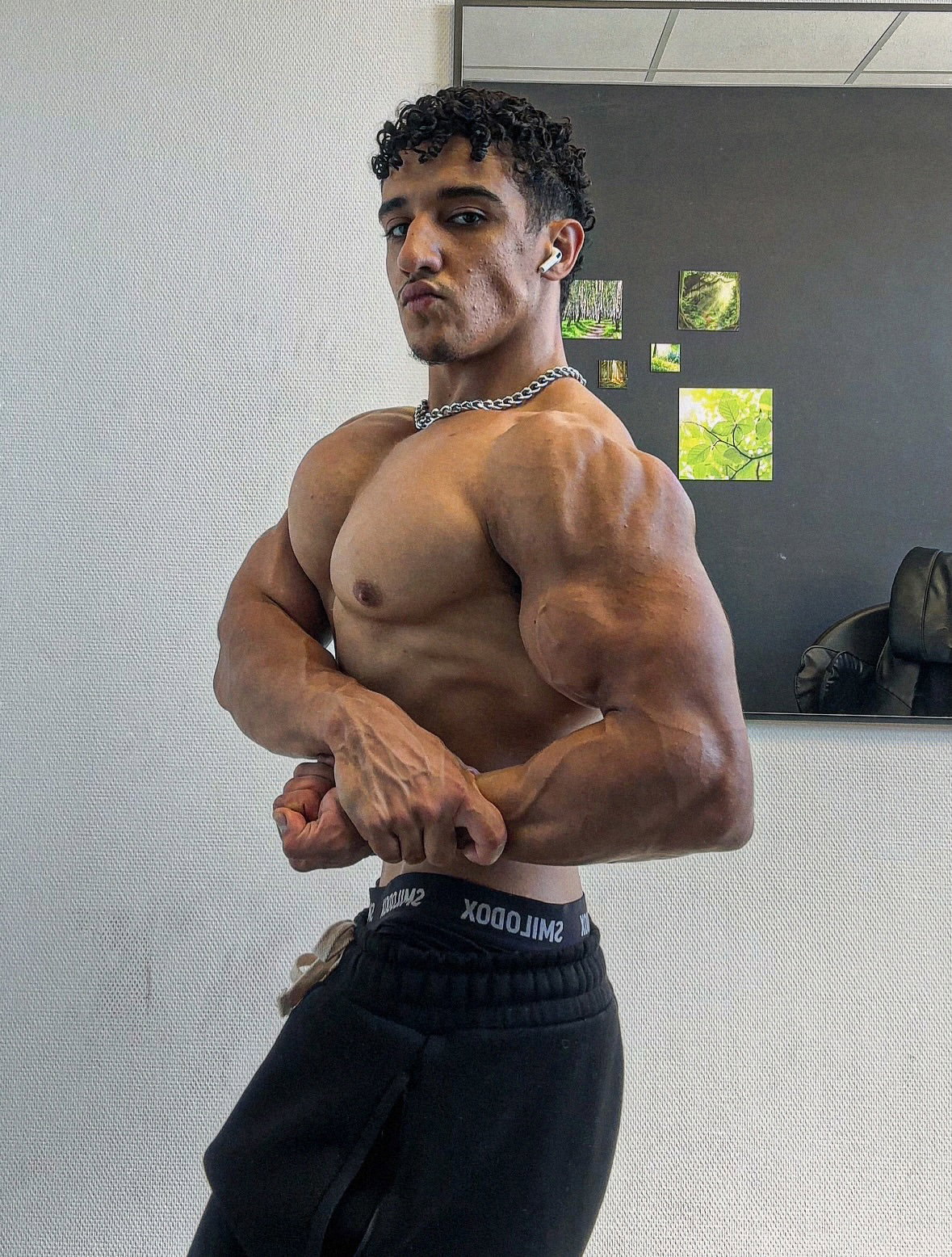 Goku hitting a side chest pose