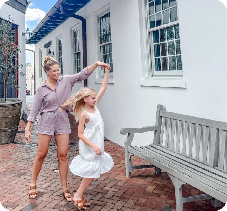 Mamá bailando con su hija