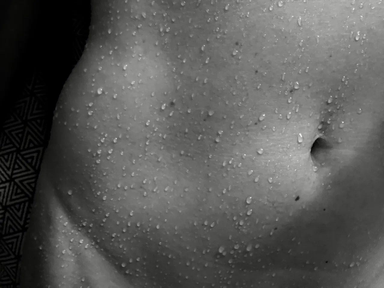 Water droplets on hydrated skin showing the moisturizing effects of Crème body oil for menopausal skin care