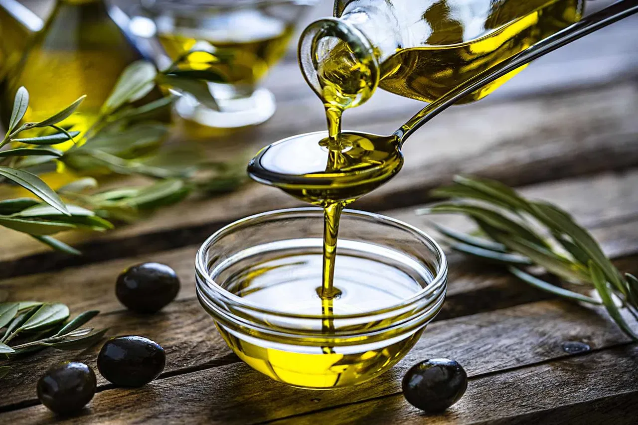 Fresh olives representing antioxidant-rich olive oil for mature skin in Crème body oil