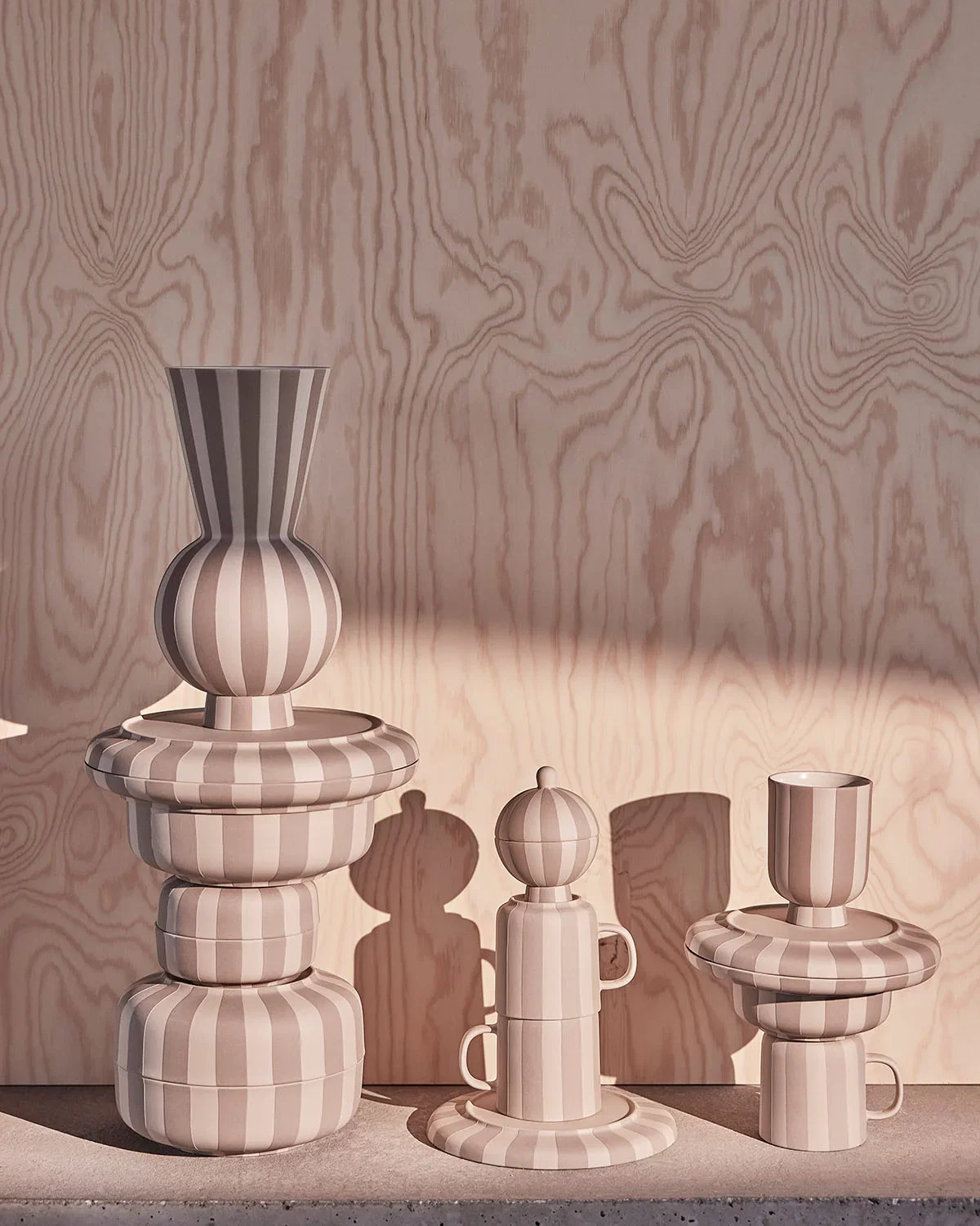 OYOY Toppu Keramik Moodbild mit dekorativer gestreifter Toppu Vase und modernen Wohnaccessoires in heller skandinavischer Wohnatmosphäre mit natürlichen Farben und minimalistischer Einrichtung