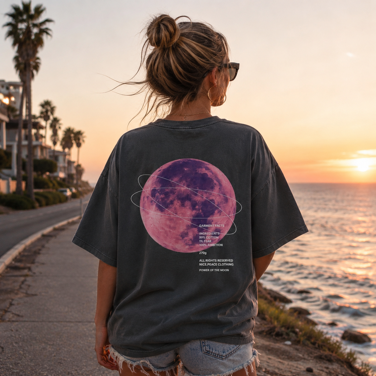 Nice.Peace Moon T-Shirt Anthra – Oversized Streetwear Shirt in Anthrazit mit großem pinken Mond Backprint im sommerlichen Sunset-Look an der Küstenpromenade