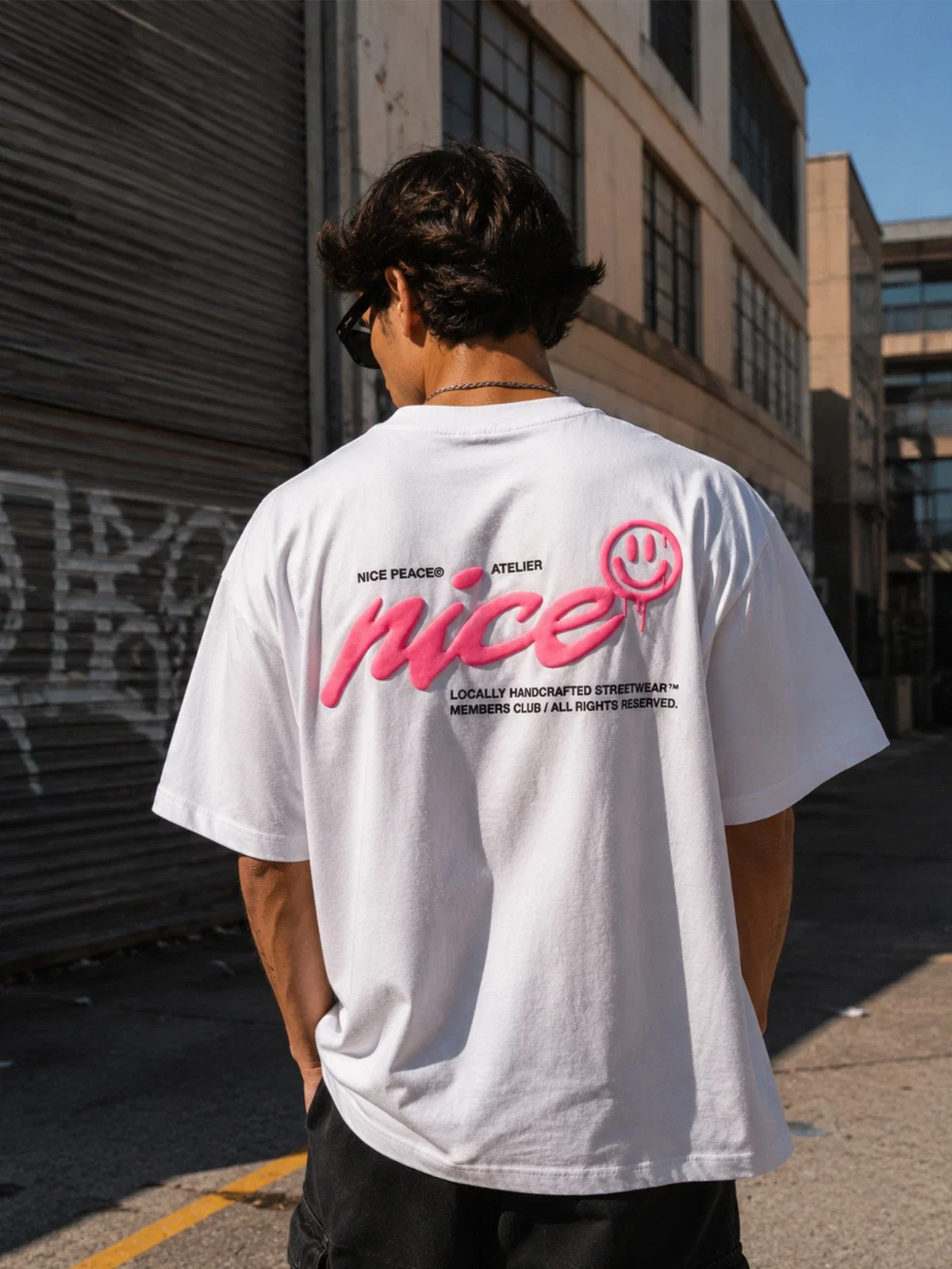 Nice.Peace Flamingo Patch T-Shirt Deep Teal – Oversized Streetwear Shirt in Deep Teal mit großem Flamingo Vintage Backprint im urbanen Night-Look mit neonbeleuchteter City-Kulisse und sommerlicher Abendstimmung