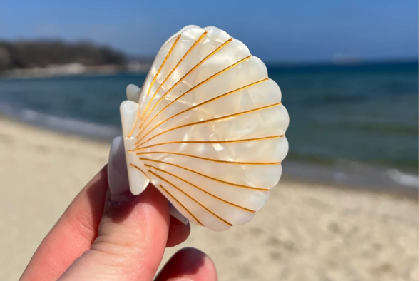 Haarklammer Muschelform Pearl aus hochwertigem Baumwollacetat – haarschonender Haarschmuck ohne Ziepen mit elegantem Perlmutt-Look für feines und dickes Haar