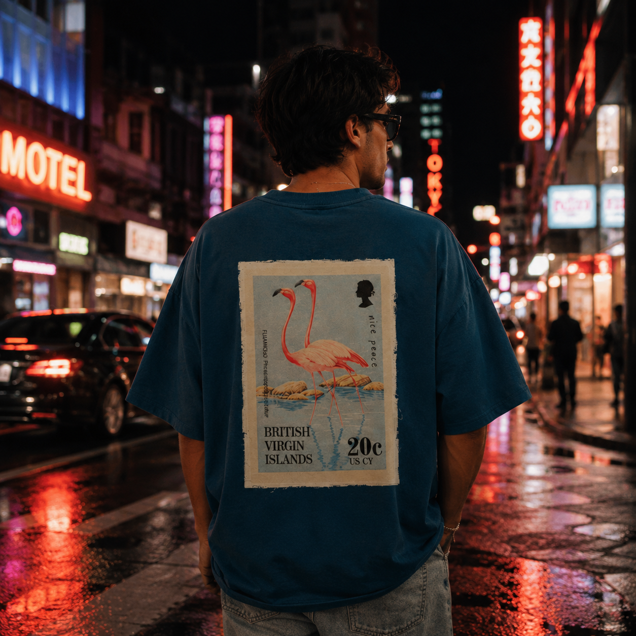 Nice.Peace Flamingo Patch T-Shirt Deep Teal – Oversized Streetwear Shirt mit Flamingo Vintage Backprint im urbanen Neon-Night-Look mit leuchtenden LED-Schildern in der Stadt