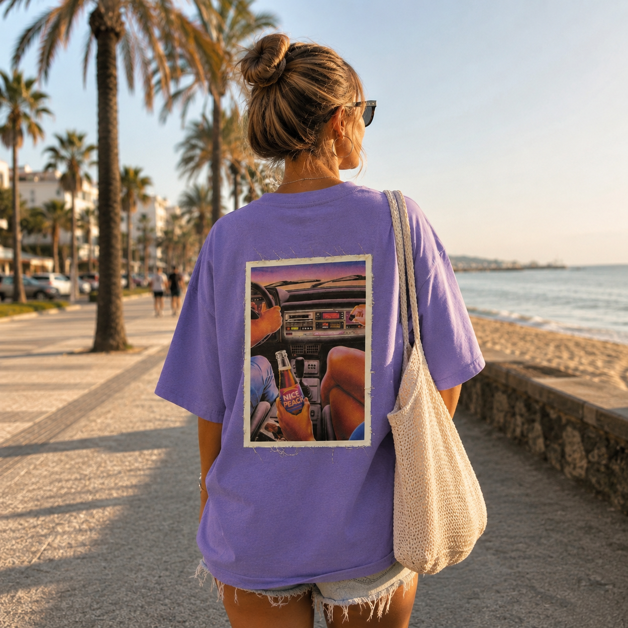 Nice.Peace Retro Patch T-Shirt Purple – Oversized Streetwear Shirt in Lila mit großem Retro Backprint im sommerlichen Vintage-Look an der Strandpromenade