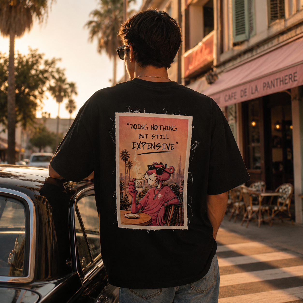 Nice.Peace Café de la Panthère Patch T-Shirt Black – Oversized Streetwear Shirt mit großem Retro Backprint im urbanen Summer-Vintage-Look bei goldenem Abendlicht