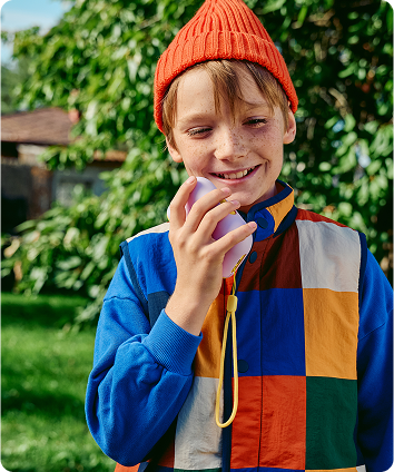 Boy sending a voice message with the NODI Flip