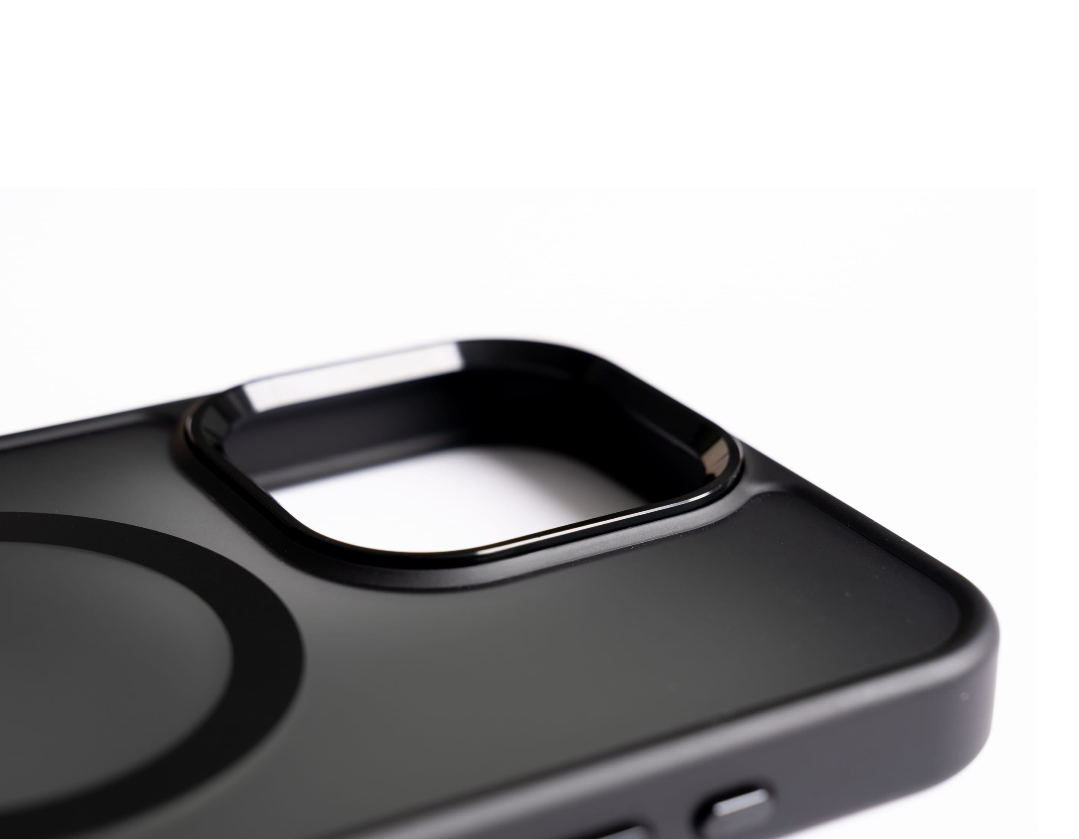 Close-up of the raised camera bump