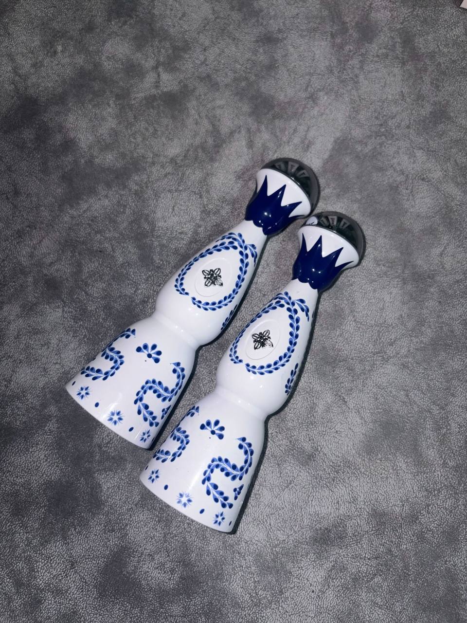 Detalle del emblema metálico y los motivos azul cobalto sobre la cerámica blanca de la pieza Blue Brian