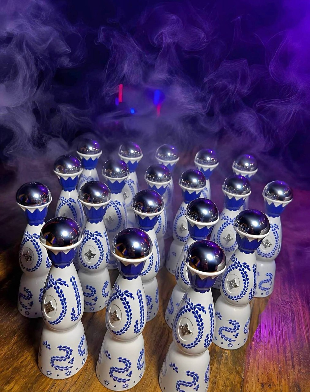 Pieza Blue Brian Drop 01: cerámica blanca con motivos azul cobalto, emblema metálico y top plateado
