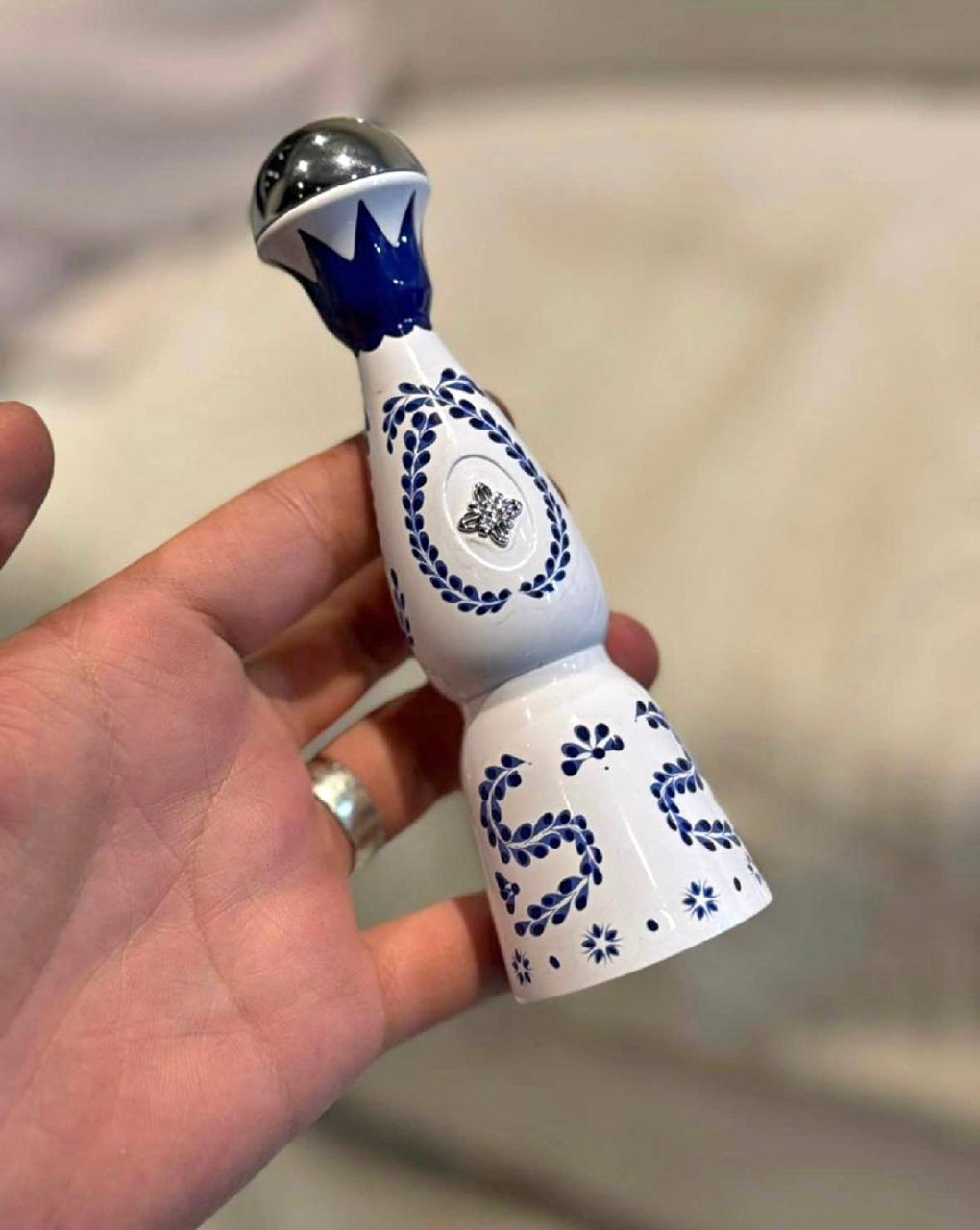 Primer plano de la cerámica blanca con motivos azul cobalto