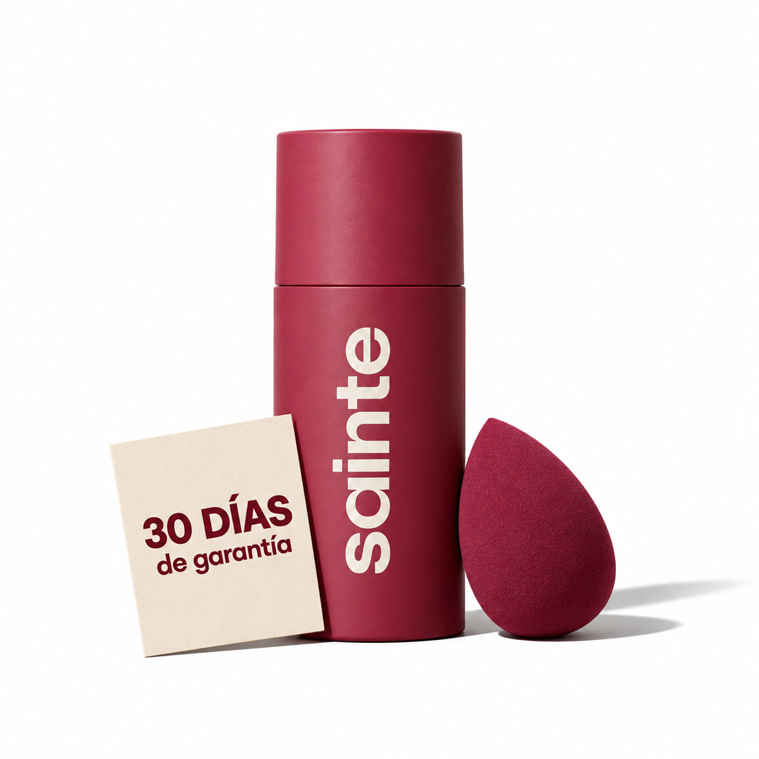 Mujer con un frasco de base Sainte