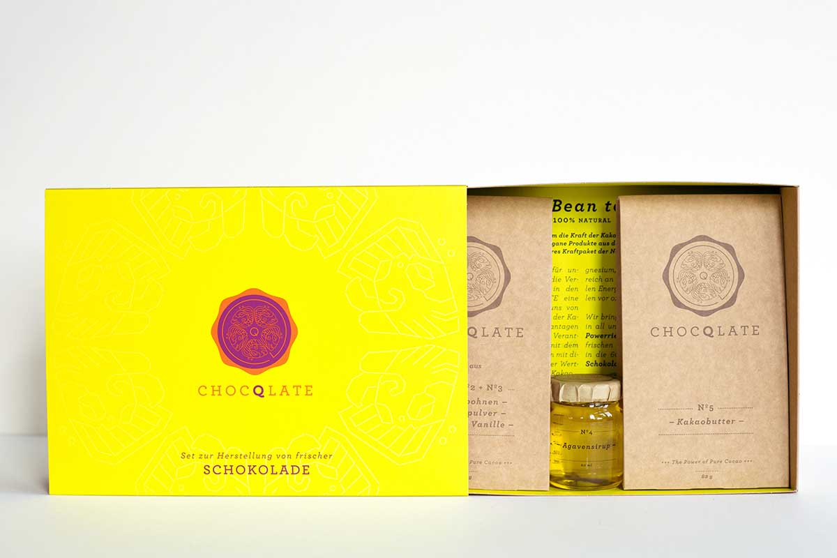 Geöffnetes CHOCQLATE Set zur Herstellung von frischer Schokolade mit Kakaomix, Agavensirup und Kakaobutter