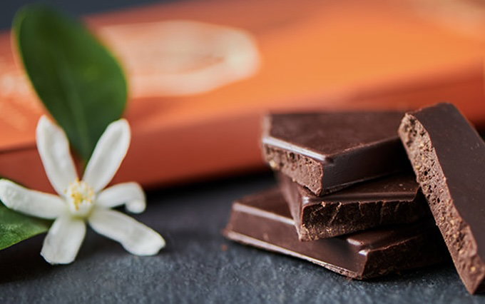 CHOCQLATE 73 % Schokolade – editorielle Aufnahme mit fein gebrochenen Tafelstücken