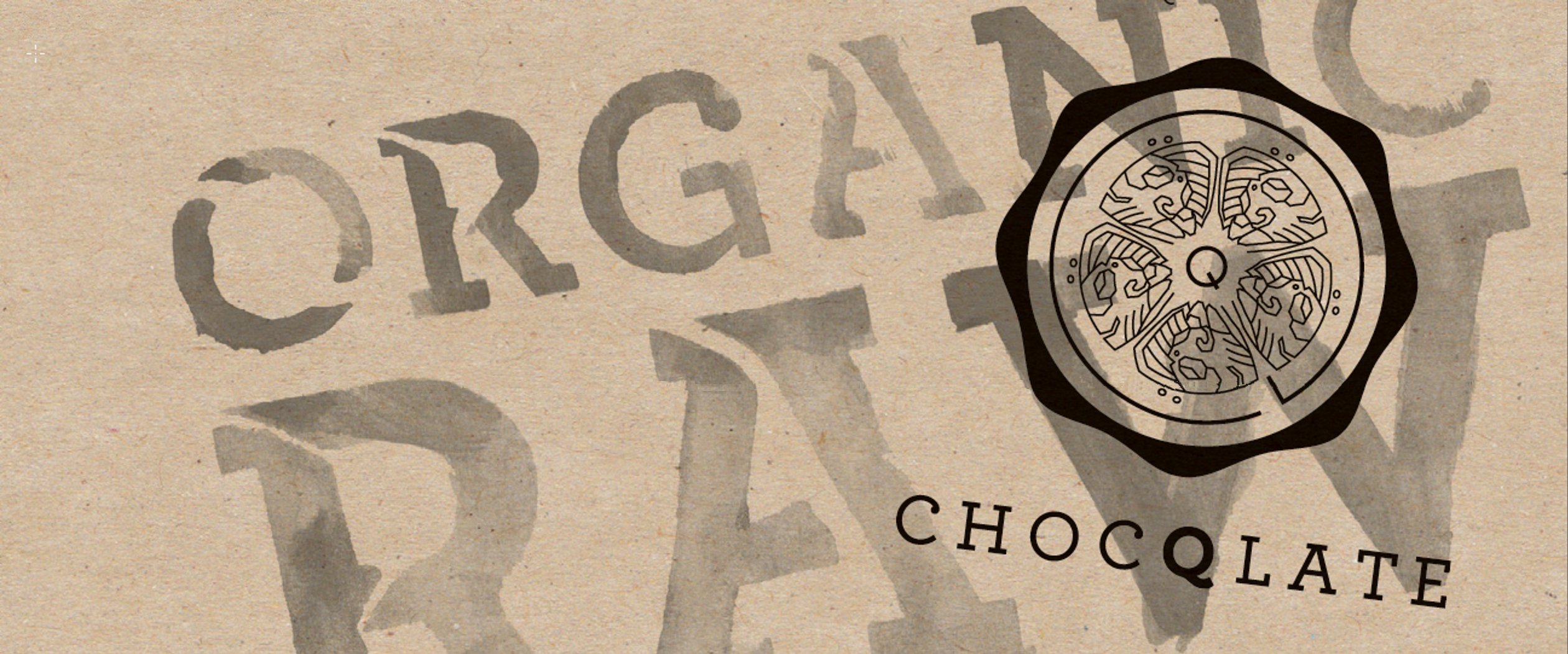 Frühes CHOCQLATE-Markenmotiv auf beigem Kraftpapier: großer, wie mit dem Pinsel gemalter Schriftzug „Organic Raw“, darüber das schwarze Siegel aus fünf stilisierten Kakaobohnen mit dem Q in der Mitte und darunter der Schriftzug CHOCQLATE