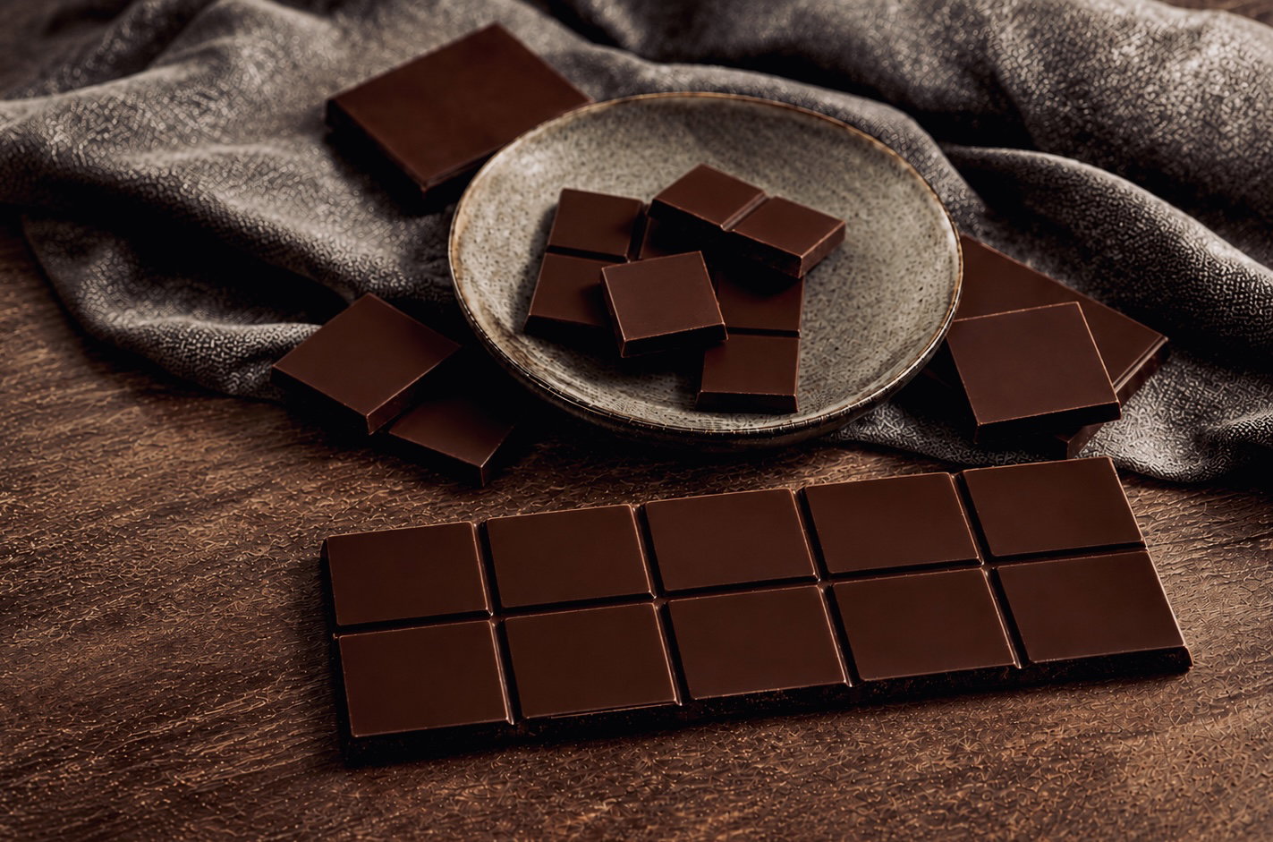CHOCQLATE 89 % Schokolade – dunkle, feine Tafel in editorieller Aufnahme
