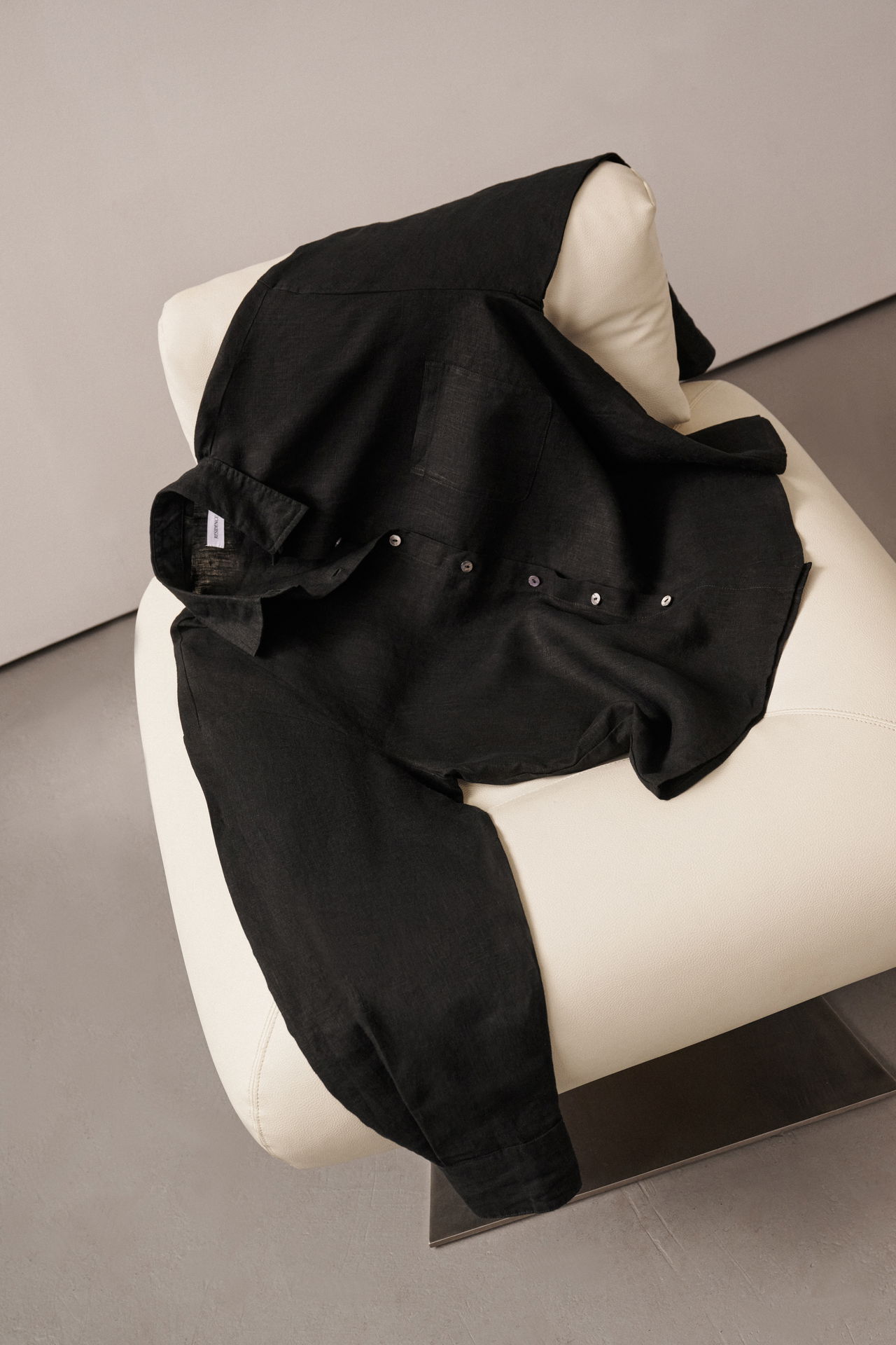 RESIDENCE ROA Set in Black laid onto a chair