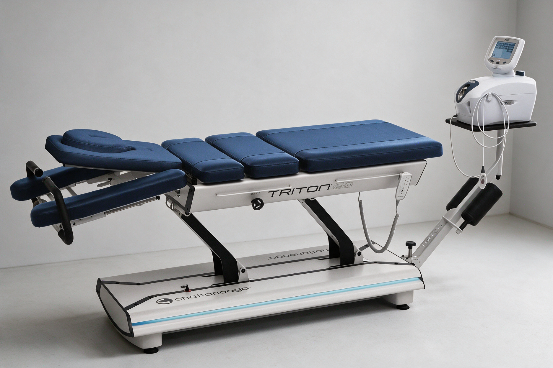 Table de traction Chattanooga Triton avec rembourrage bleu et appareil de traction intégré sur un bras de support