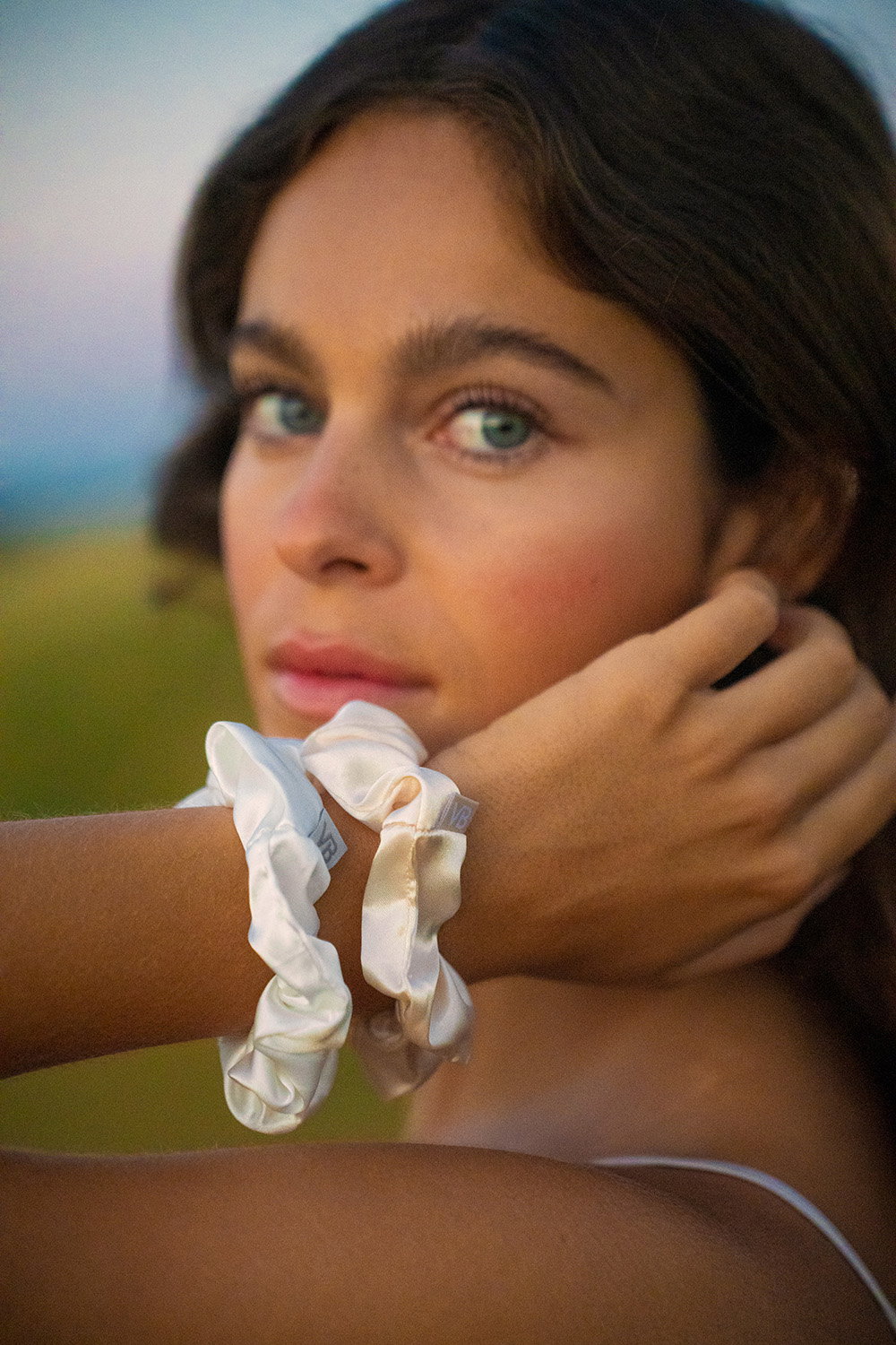 Vrouw met zijden Veganboost scrunchies om haar pols
