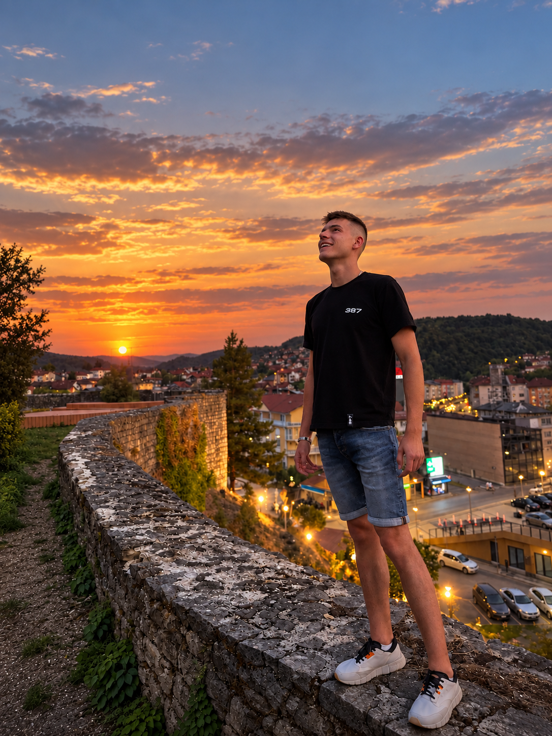 387 majica na zalasku sunca iznad grada