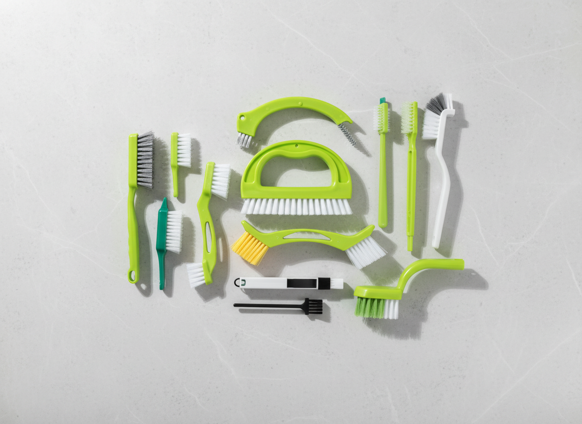 Ensemble de brosses de nettoyage polyvalentes disposées sur une pierre claire