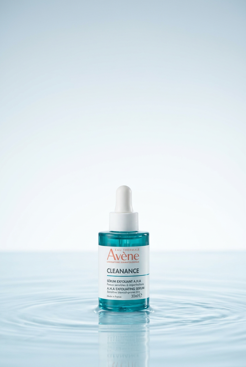 Sérum facial favorito sobre agua azul hielo