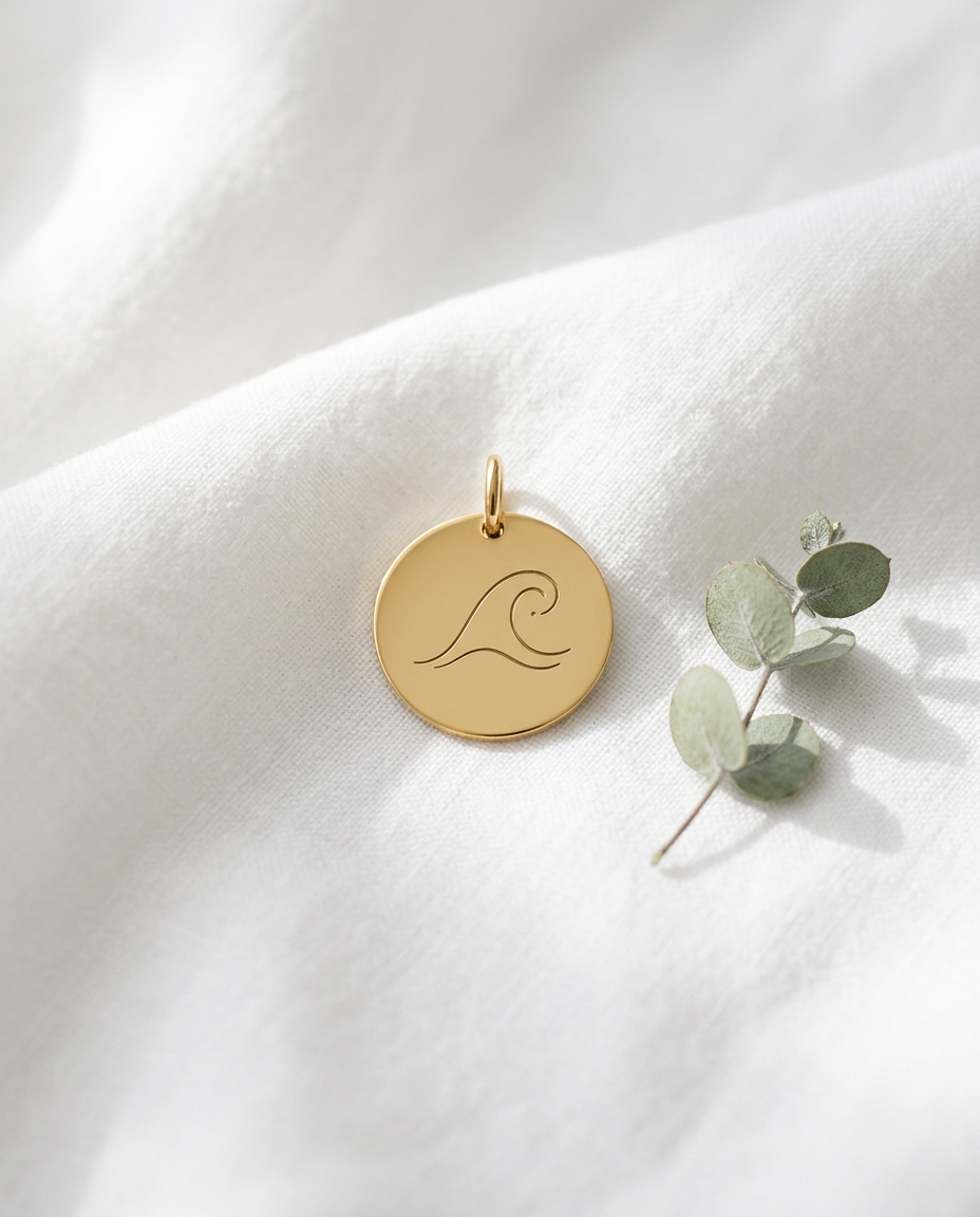 Gouden SAYA ICON The Wave op wit linnen met een takje eucalyptus