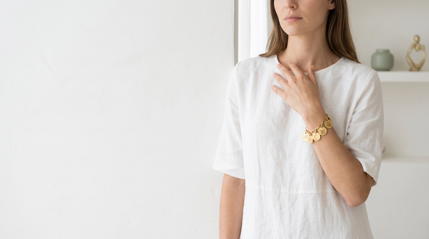 Vrouw in wit linnen met de gouden SAYA ICON bracelet